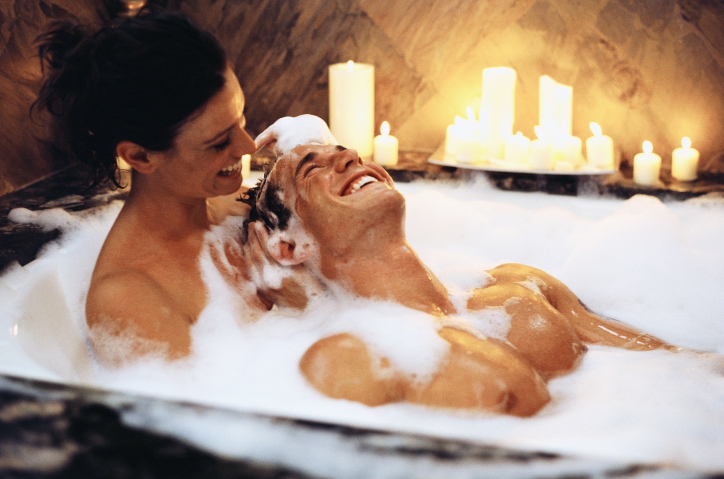 Пара возлюбленных нежится в ванной